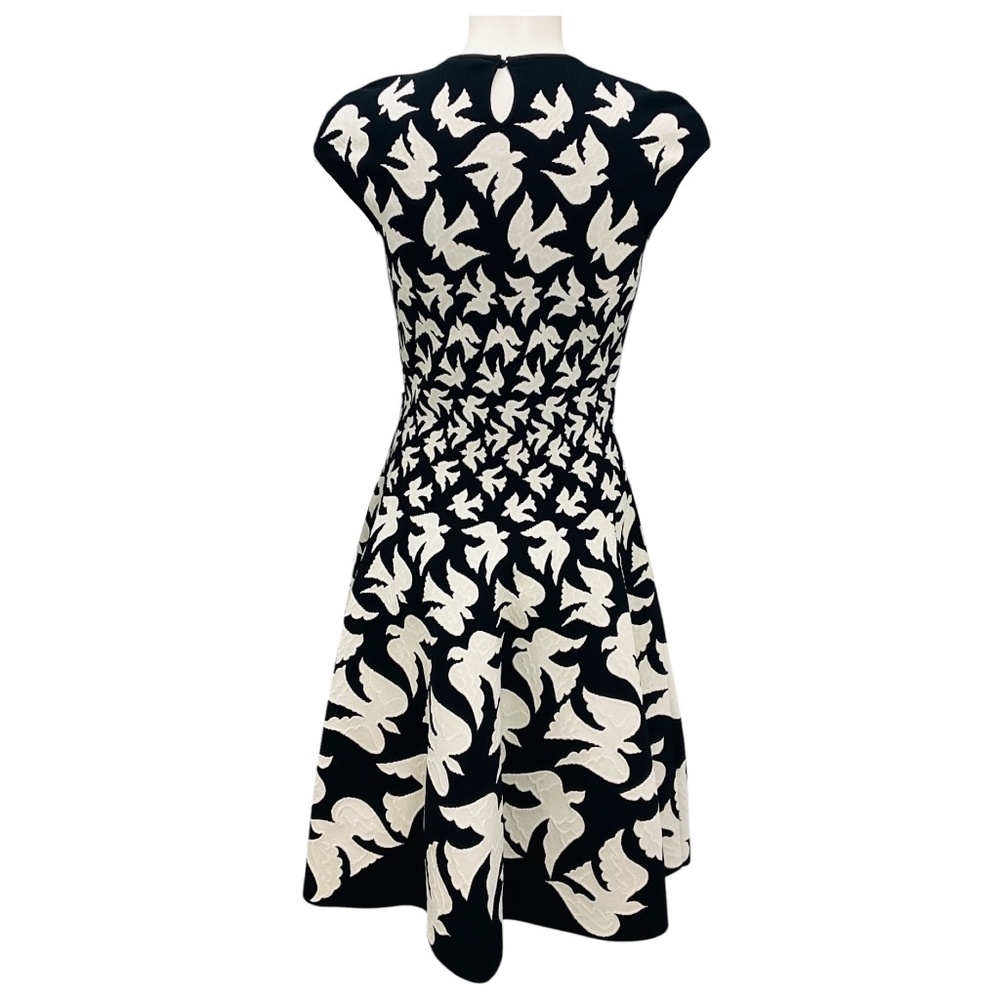 ALEXANDER MCQUEEN BLACK / WHITE BIRD PRINT CAP SLEEVED FLARED KNIT DRESS - Picture 3 of 5